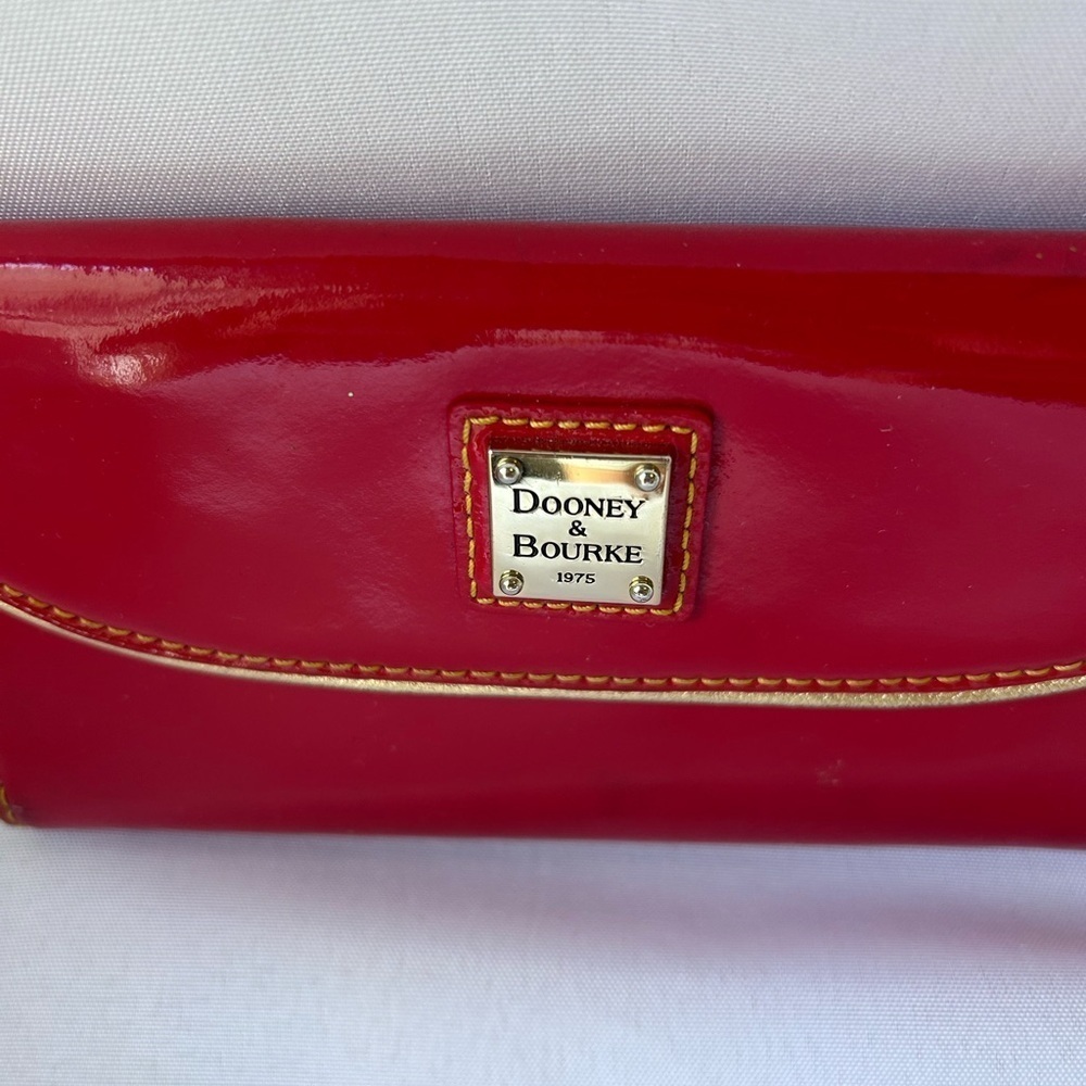 Dooney & Bourke patent continental Leather cluth with gold accents - Picture 5 of 6